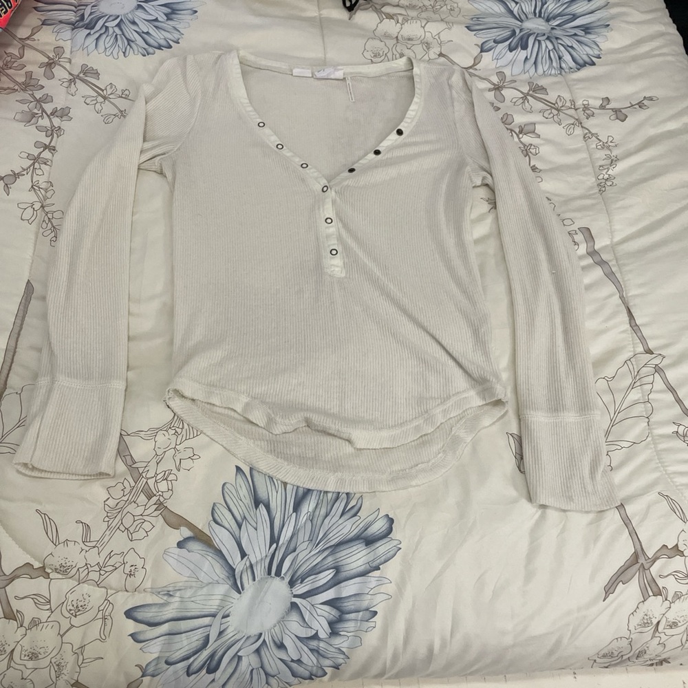 White v-neck long sleeve